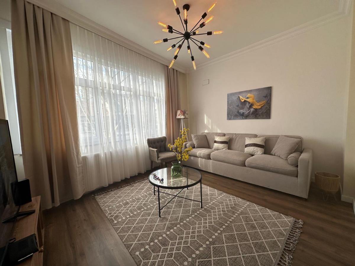 Center Of City In Besiktas 2 Plus 1 With 2 Bathroom And 3 Air Conditioner Istanbul Exterior foto